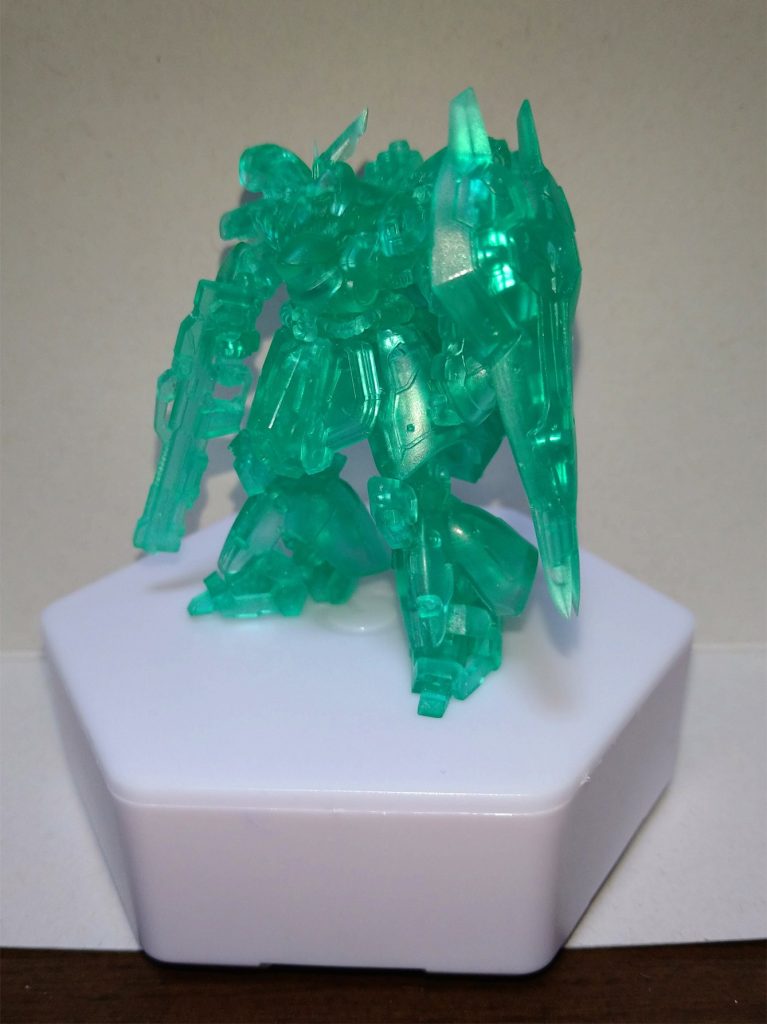 ご存じの方も多いかと思いますがアーティファクト６のレアカラーはクリアのブルーグリーンです。なので通常に組むとコチラの状態です。