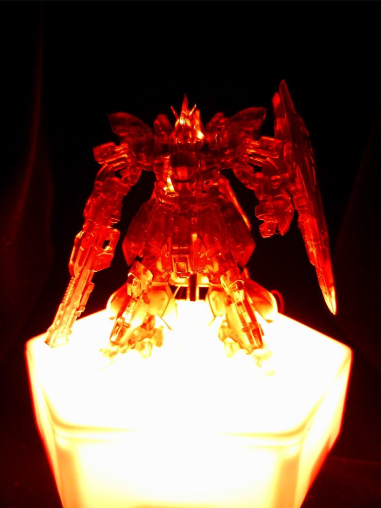 今回のアーティファクト、クリアのギラドーガを最初に組んでみてダイソー200円商品の六角形LEDライトを下に配置して発光させました。すると、クリアグリーンの素体カラーを赤だけが綺麗に通過するのです。