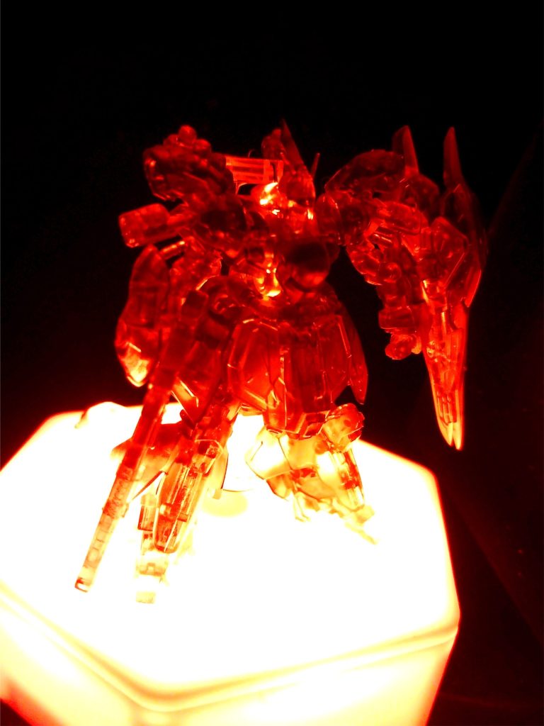 写真だと台座のLEDの光が強く反映されてしまいますが実物はサザビー全体もクリアレッドに発光して非常に綺麗です。とはいえ展示会等に持ち込む事は無い…と思いますが。