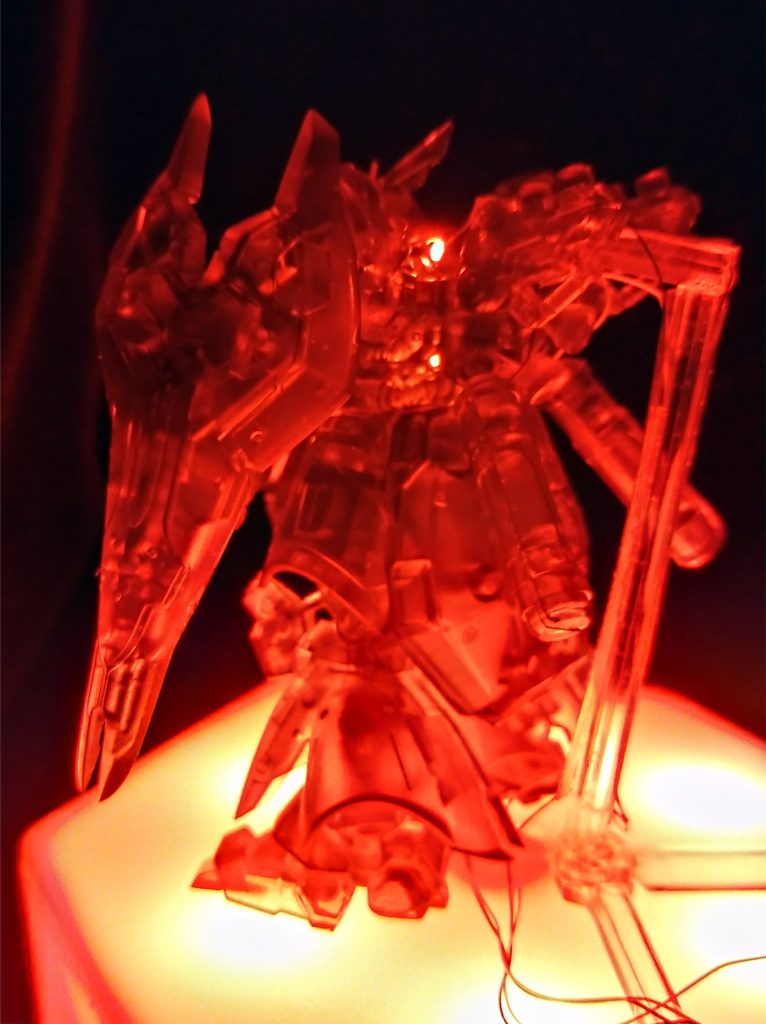 斜め後ろからの撮影。実は下からのLED照明だと胴体と頭部に光が届かなかったのでMOD　MAGIC　時期スイッチ付きLEDモジュール　赤　2灯を使って頭部と胴体の後ろから隙間がある部分に差し込んでLEDの光を補色させました。でも、胴体部分はやはり厚みがあったのでもう少し光源が強くても良いのかもしれません。