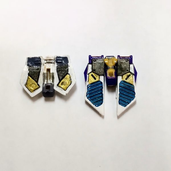 装甲塗り終えました。フロントアーマー、リアアーマーの裏もちゃんと塗りました、何故なら、そこにディテールがあるから😆。フロントアーマーのVマークの塗装って上手い方はどうやってるんでしょうか?、あの小ささはどうやっても無理です😱。そして、やっぱり折りました😓、フロントアーマーの軸、細いなぁと思いながら塗ってましたが案の定折りました。意図せず可動式になりました😅。スミイレするために光沢を吹いてるのでテカテカしてます、雨が降り始めたのでつや消し吹けない😅。次は、バックパックとライフルとシールド😆。(3枚目)