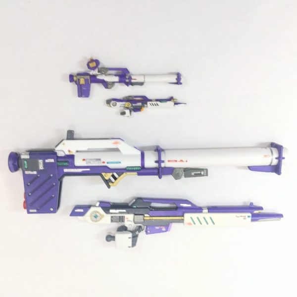 アーティファクトのνガンダムって、何分の１❓️上：アーティファクト下：RG気合いと根性で塗り分けました😁、この小ささになんちゅうディテール、RG以上⁉️。後、白が下手くそなので以前から気になっていたシタデルカラー買ってみました😅。上手く塗れるかな❓️😅&nbsp;（1枚目）