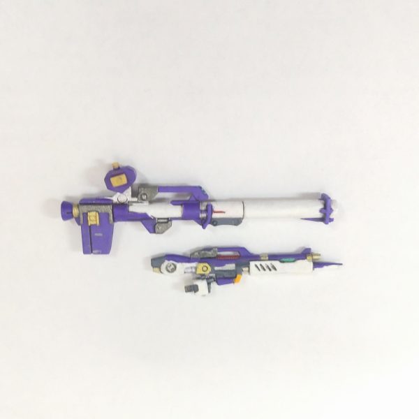 アーティファクトのνガンダムって、何分の１❓️上：アーティファクト下：RG気合いと根性で塗り分けました😁、この小ささになんちゅうディテール、RG以上⁉️。後、白が下手くそなので以前から気になっていたシタデルカラー買ってみました😅。上手く塗れるかな❓️😅&nbsp;（2枚目）