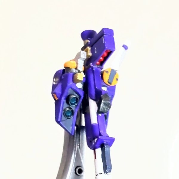 超絶ディテールのアーティファクトですが、バックパックだけ少し残念でした😓。真ん中に合わせ目、バーニアが埋もれてる、ビームサーベル固定、バズーカ固定😓バズーカ固定と合わせ目はしょうがないとして、ビームサーベルは「左手を2パーツにするぐらいなら、別パーツ化出来たんじゃないの⁉️」と思いたくなります、作業してて「折りそう💦、邪魔❗️」と思いながら作業しました。バーニアは、先輩方がされているとおりメタルソケットに取り替えると映えそうです、今回は初めてだったのでストレートに組むということで、埋没感を少しでもなくすために、バーニア周りにラインを入れてグレーでの塗り分けてみました😄。後はラスボスのファンネルを残すのみです😆。 (1枚目)