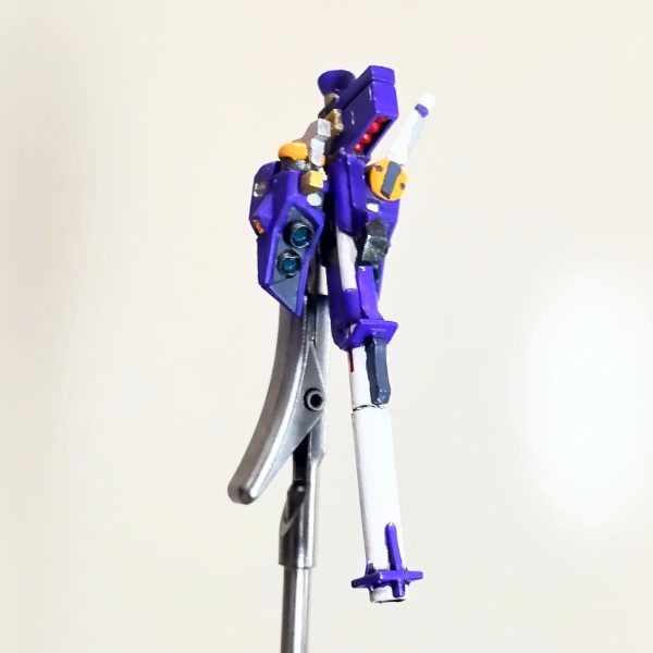 超絶ディテールのアーティファクトですが、バックパックだけ少し残念でした😓。真ん中に合わせ目、バーニアが埋もれてる、ビームサーベル固定、バズーカ固定😓バズーカ固定と合わせ目はしょうがないとして、ビームサーベルは「左手を2パーツにするぐらいなら、別パーツ化出来たんじゃないの⁉️」と思いたくなります、作業してて「折りそう💦、邪魔❗️」と思いながら作業しました。バーニアは、先輩方がされているとおりメタルソケットに取り替えると映えそうです、今回は初めてだったのでストレートに組むということで、埋没感を少しでもなくすために、バーニア周りにラインを入れてグレーでの塗り分けてみました😄。後はラスボスのファンネルを残すのみです😆。 (3枚目)