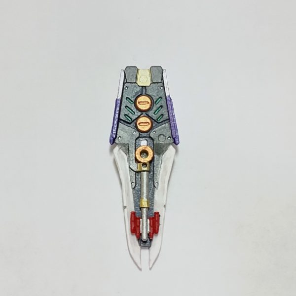 アーティファクトνガンダムのシールド、上半分を別パーツ化してまん中に膨らみを持たせたディテールのアレンジがあります🤔。RGのような平べったい方が私のイメージには合います😓。とりあえず、シールドまで完成、裏面も塗り分けました😆。（4枚目）