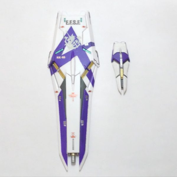 アーティファクトνガンダムのシールド、上半分を別パーツ化してまん中に膨らみを持たせたディテールのアレンジがあります🤔。RGのような平べったい方が私のイメージには合います😓。とりあえず、シールドまで完成、裏面も塗り分けました😆。（1枚目）