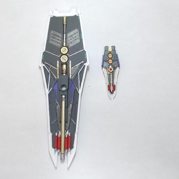 アーティファクトνガンダムのシールド、上半分を別パーツ化してまん中に膨らみを持たせたディテールのアレンジがあります🤔。RGのような平べったい方が私のイメージには合います😓。とりあえず、シールドまで完成、裏面も塗り分けました😆。（3枚目）