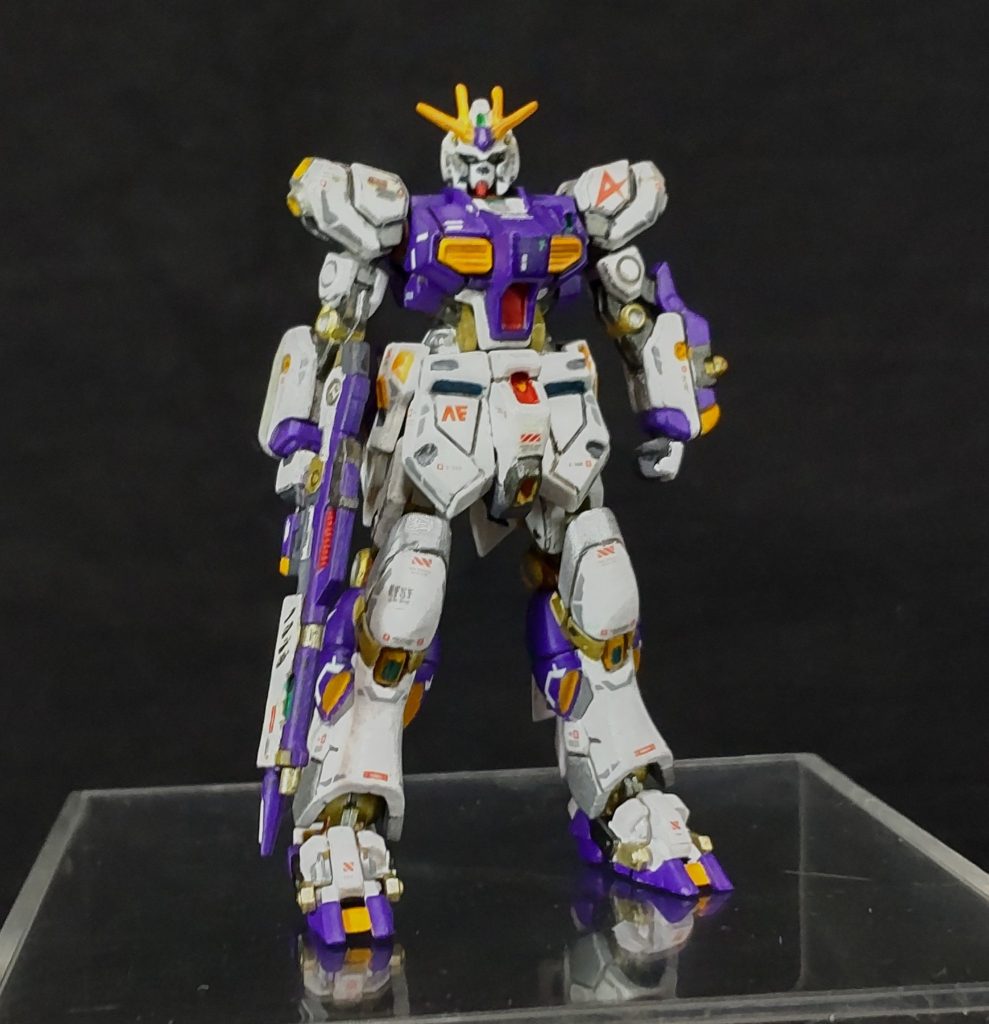 装甲付けるとこんな感じです。ようやくνガンダムらしくなりました。私、白の塗装が苦手で今回も厚塗りになりエッジが丸くなってしまいました😓。誤魔化すために、エッジにえんぴつで軽くシャドーを入れてみましたが、わからないですね😓。綿棒でのウェザリングマスターは無理、えんぴつで直書きです。使ったえんぴつなんですが、大学生の子供に「2B以上のえんぴつない❓️」って聞いたら「