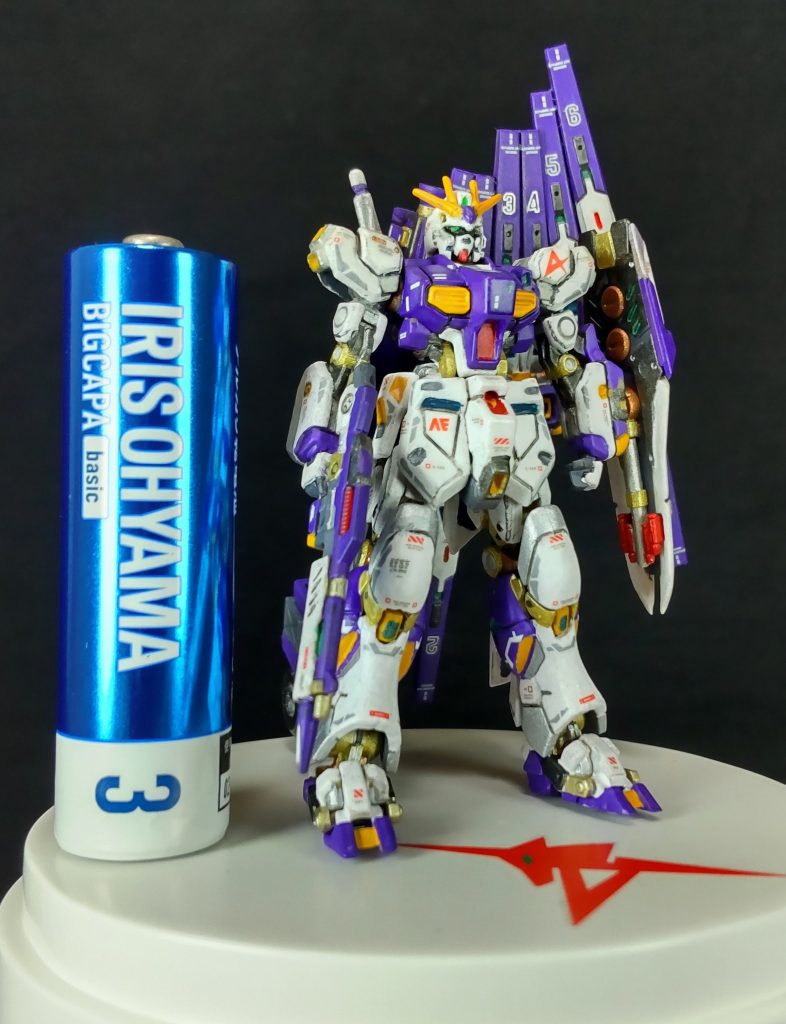 最後は、大きさ比較の単3乾電池と一緒に撮影、アーティファクトを作ったら絶対したかった😁。初めてのアーティファクト制作で塗装が厚塗りになったり、ディテールが埋まったりと反省点も多いですが、やりたい事やれる事は、初めてにしては出来た方ではないかと思っています😄。ただ、アーティファクトを作り始めて他のアーティファクトの作品をよく見たんですが、可動化やスタイル改修の技術は別として、実力者の方々の作品って塗装技術も凄いんです、写真をアップで見ても破綻してないんです😱、今の私には乗り越えられない壁のように思えます。制作投稿で書いた私の制作に関する質問に、丁寧に回答をして頂いたアーティファクトメインで制作されている方々からのアドバイスやコメント本当にありがたかったです😄。私事ですが、今年も７月に資格の受験がありまして、模活はしばらくお休みか、簡単なモノの制作となります。ですのでしばらく見る専となります。最後まで見て頂きありがとうございました。