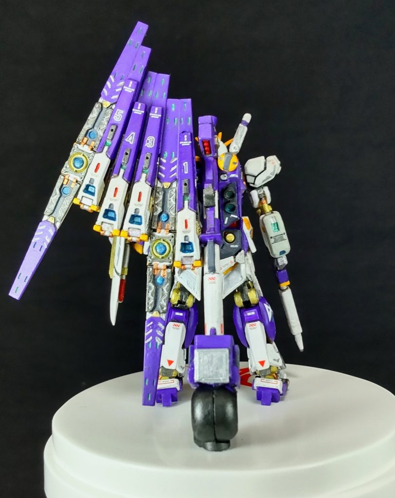 100均のディスプレイベースにバックパックと一体のバズーカで固定出来るジョイントを適当に作って支えににしてます😁。