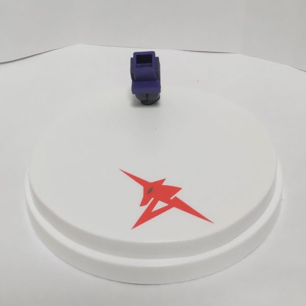 アーティファクトのνガンダム、ファンネルを付けても自立はするんですが、やはりバランスが悪く油断するとコケます😓。写真を撮影してたのですが動かす度にコロコロコ倒れます😓。ですので固定出来るディスプレイベースを作成しました😁。テキトーなパーツと100均のモノにデカールを貼ったお手軽仕様😆。後ろの軸みたいなモノにバックパック固定のバズーカをぶっ指して固定させます。これで安定して写真が撮れますし、そのままディスプレイも出来ます😁。（1枚目）