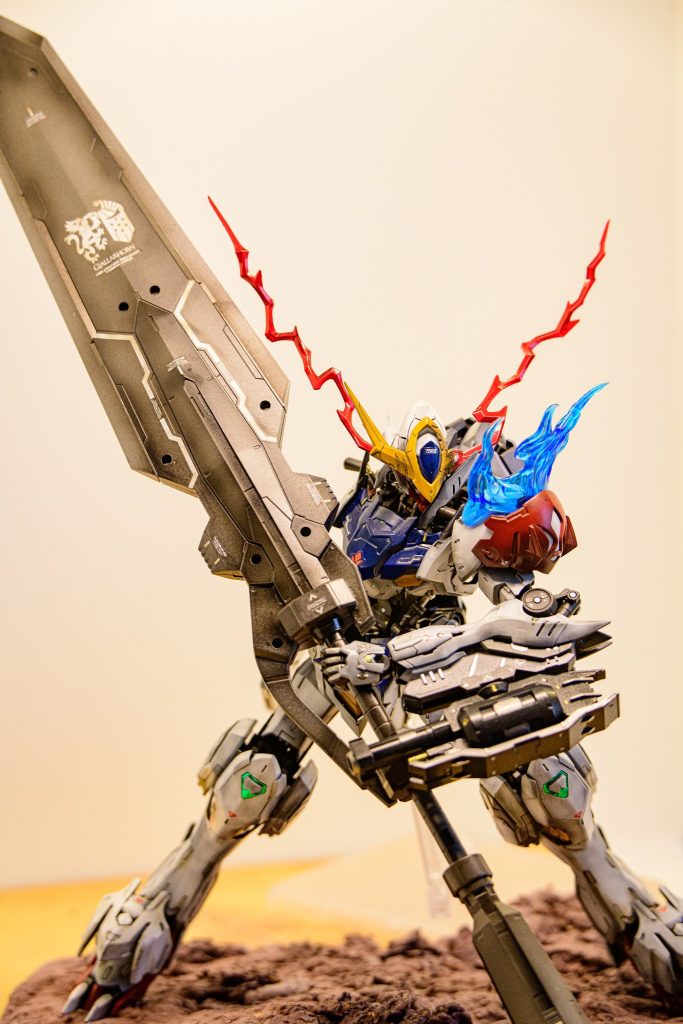 バルバトス君眼光エフェクト付くと本当に悪魔っぽくなって好きです！おっきい剣も大好物・・！あと本当に粘土の質感すごい！