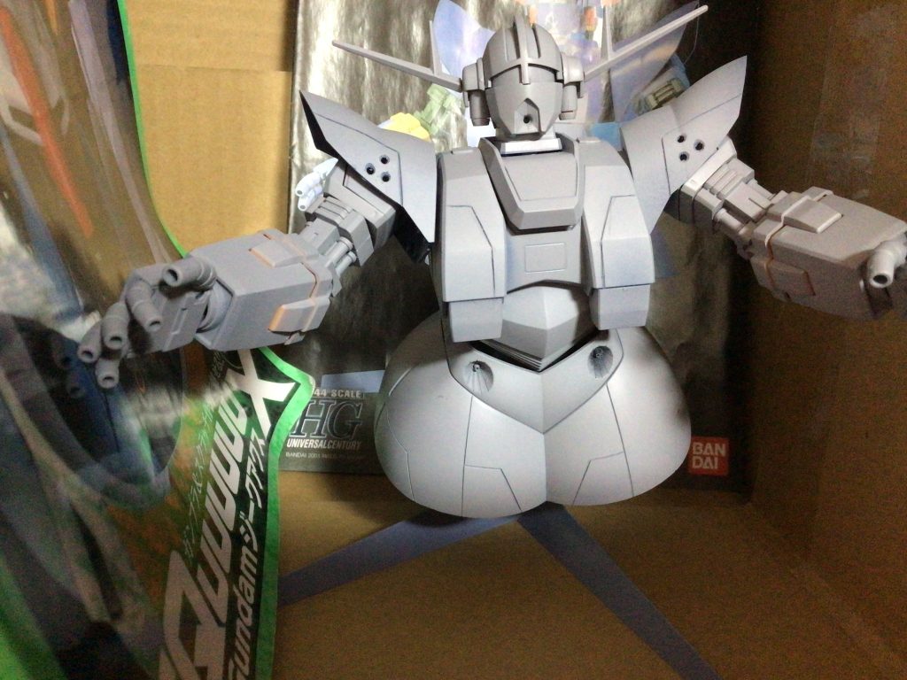 これが基本工作（スジボリゲート処理）を終えてサフを吹いた状態です　　（ダンボールで写真撮るのをここでやめようと思いました）