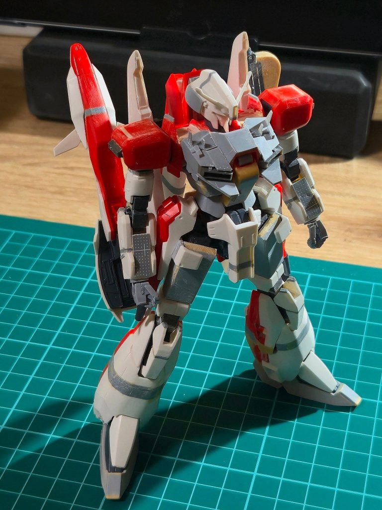 脚部装甲は合わせ目が縦にガッツリ入るので、目立ちにくくなるよう後ハメ加工を行いました。定番の加工方法で行いましたが、4mm延長しているのでこれがまぁ大変💦内側の排熱フィンの高さが足りなくなるなど、隙間の対処にかなり時間がかかりました。パテで延長しましたが、プラ板を積層して延長した方が早かったかもしれません。