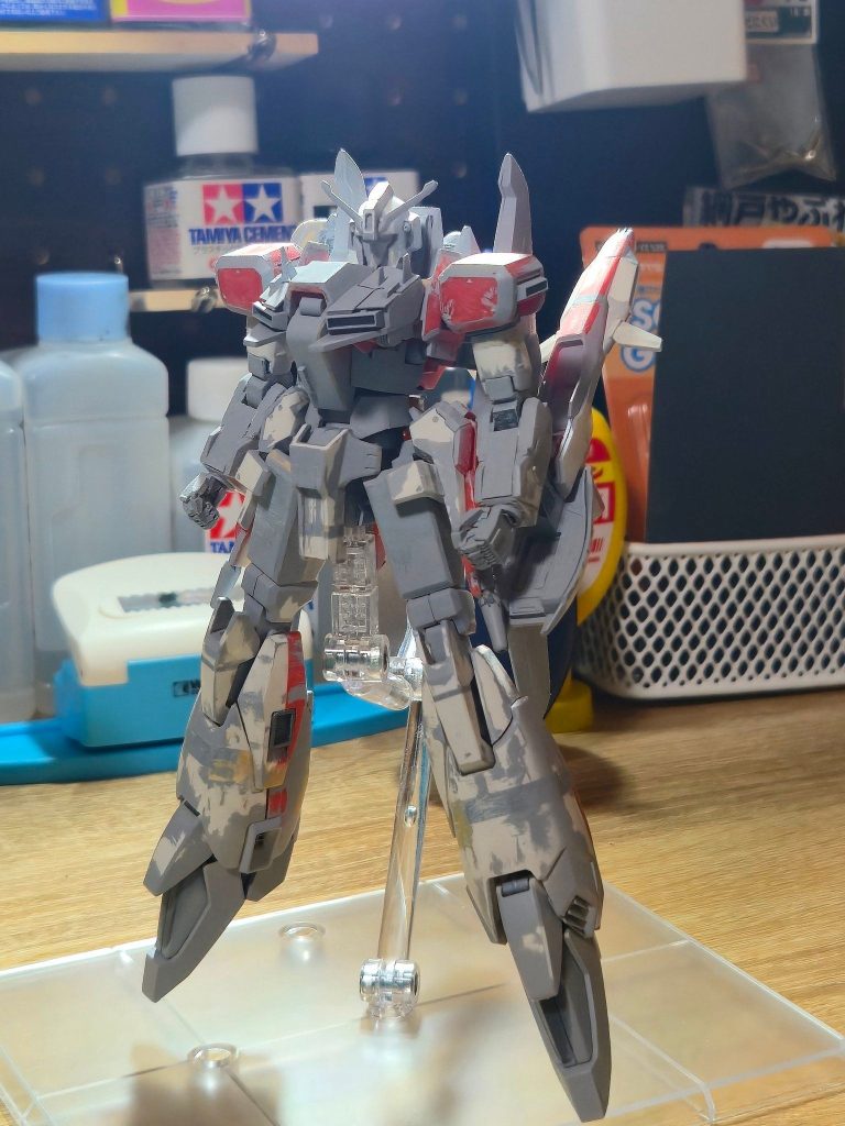 さてここらは製作過程のご紹介です。ゼータプラスの作例はあるかなぁと調べましたが、HGのものが中々見当たらずMGばかりで中々大変でした(;´∀｀)製作を考えていらっしゃる方の参考に少しでもなればと思います。(嘘です、弄ったところを見せびらかしたいのでお付き合い下さい)&nbsp;脚部4mm延長、脚部排熱フィン別パーツ化各部合わせ目後ハメ加工、合わせ目消し胸部パーツ及びコックピットハッチ半スクラッチ肩装甲・太ももデザイン変更、ディテールアップその他各部延長、修正、調整など大きな部分はこんな感じです。書き切れないので、要所をまとめていきます。