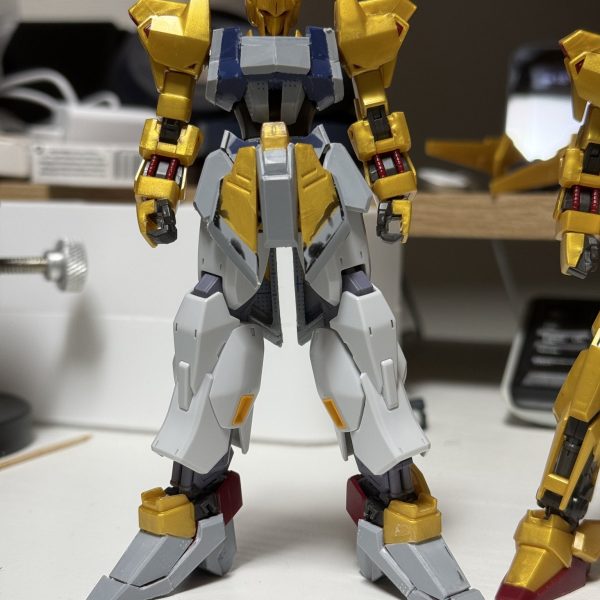 百式です。百式の脚がね…あまりタイプではないのですよ。一方、MK-Ⅱの脚がね…好きなのですよ。じゃあ…とやったら意外によかったのですが、いかんせん短足じみてしまったので、ハイヒールにしてみたら、これがマッシブかつ、私のあしながおじさんでいいシルエットになってくれたので、この方向で作ってみようと。（3枚目）
