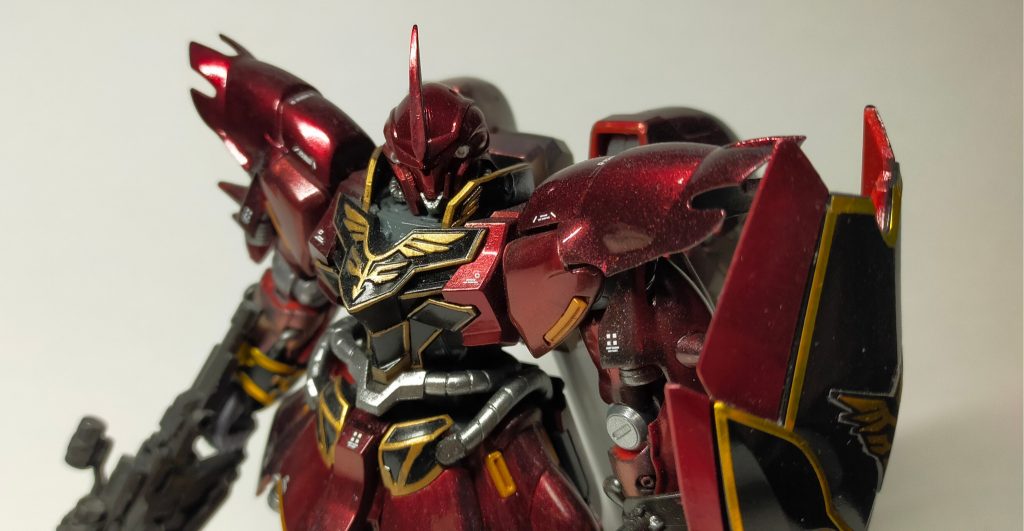 肩アーマーの色が楽天イーグルスのヘルメットみたいです（ちなみに実際の楽天ヘルメットも玉虫塗りバージョンを現在使用中だそうです）．シナンジュは曲線が多いので，キャンディ系の塗装がよく合うと思います．
