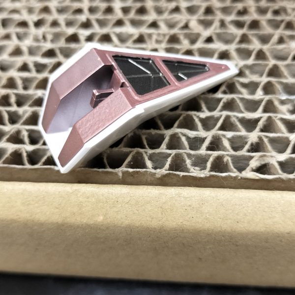 つま先裏はマスキングゲルを使って見ました。凹部には良いですね。お腹と手はガイアノーツの蛍光クリアでスミ入れしたのですが、はみ出し消すのが大変でした。綿棒の無駄使い(zaku-kao10)（4枚目）