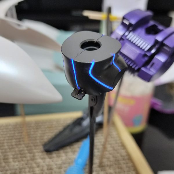 つま先裏はマスキングゲルを使って見ました。凹部には良いですね。お腹と手はガイアノーツの蛍光クリアでスミ入れしたのですが、はみ出し消すのが大変でした。綿棒の無駄使い(zaku-kao10)（3枚目）