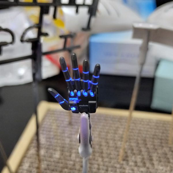 つま先裏はマスキングゲルを使って見ました。凹部には良いですね。お腹と手はガイアノーツの蛍光クリアでスミ入れしたのですが、はみ出し消すのが大変でした。綿棒の無駄使い(zaku-kao10)（2枚目）