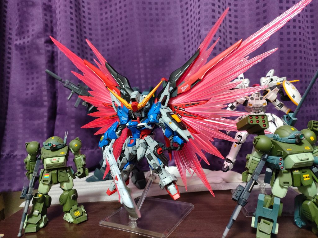 羽根着けると横に半端なくデカくて置き場所が・・・MGのウイングガンダム系やフリーダムガンダム系とかも置き場所に困るけど、この翼はカメラにも収まらない。これを眺めながら一杯いくかね。見て頂きありがとう御座いました。
