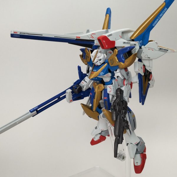 2作目としてHGのV2アサルトバスターを作りました。メガ盛り感が欲しいのでビームライフルも装備できるようメガビームシールドを肘の部位に懸架してます。あとは手を入れていません。週末しか時間が取れないので更新が遅くなっています😅塗装は筆塗りで水性ホビーカラーを使用し、スプレー式のつや消しトップコートを吹きかけましたが、かけすぎて所々白化してしまいました😔その修正をするのに暫く放置していました…。今回ゴールド部分にクレオスの水性スーパーファインゴールドを使用したのですが乾燥時間に1週間ほどかけて重ね塗りしたのですが…どうしても下地が溶けるんですよね…😟上手い方法があるのかしら……(5枚目)