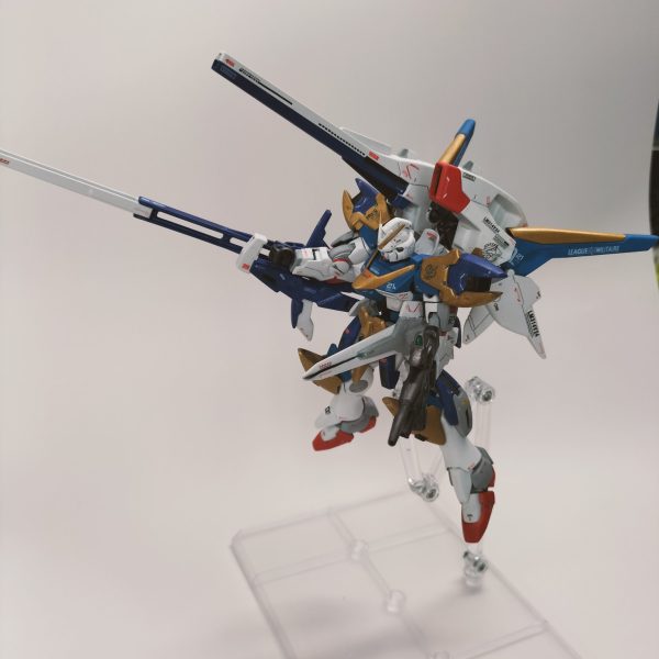 2作目としてHGのV2アサルトバスターを作りました。メガ盛り感が欲しいのでビームライフルも装備できるようメガビームシールドを肘の部位に懸架してます。あとは手を入れていません。週末しか時間が取れないので更新が遅くなっています😅塗装は筆塗りで水性ホビーカラーを使用し、スプレー式のつや消しトップコートを吹きかけましたが、かけすぎて所々白化してしまいました😔その修正をするのに暫く放置していました…。今回ゴールド部分にクレオスの水性スーパーファインゴールドを使用したのですが乾燥時間に1週間ほどかけて重ね塗りしたのですが…どうしても下地が溶けるんですよね…😟上手い方法があるのかしら……(4枚目)