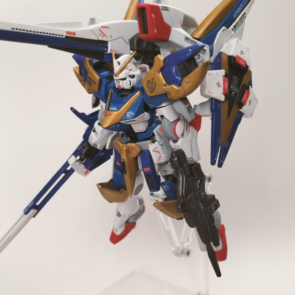 2作目としてHGのV2アサルトバスターを作りました。メガ盛り感が欲しいのでビームライフルも装備できるようメガビームシールドを肘の部位に懸架してます。あとは手を入れていません。週末しか時間が取れないので更新が遅くなっています😅塗装は筆塗りで水性ホビーカラーを使用し、スプレー式のつや消しトップコートを吹きかけましたが、かけすぎて所々白化してしまいました😔その修正をするのに暫く放置していました…。今回ゴールド部分にクレオスの水性スーパーファインゴールドを使用したのですが乾燥時間に1週間ほどかけて重ね塗りしたのですが…どうしても下地が溶けるんですよね…😟上手い方法があるのかしら……(3枚目)