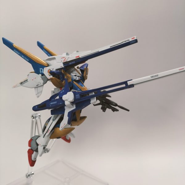 2作目としてHGのV2アサルトバスターを作りました。メガ盛り感が欲しいのでビームライフルも装備できるようメガビームシールドを肘の部位に懸架してます。あとは手を入れていません。週末しか時間が取れないので更新が遅くなっています😅塗装は筆塗りで水性ホビーカラーを使用し、スプレー式のつや消しトップコートを吹きかけましたが、かけすぎて所々白化してしまいました😔その修正をするのに暫く放置していました…。今回ゴールド部分にクレオスの水性スーパーファインゴールドを使用したのですが乾燥時間に1週間ほどかけて重ね塗りしたのですが…どうしても下地が溶けるんですよね…😟上手い方法があるのかしら……(2枚目)
