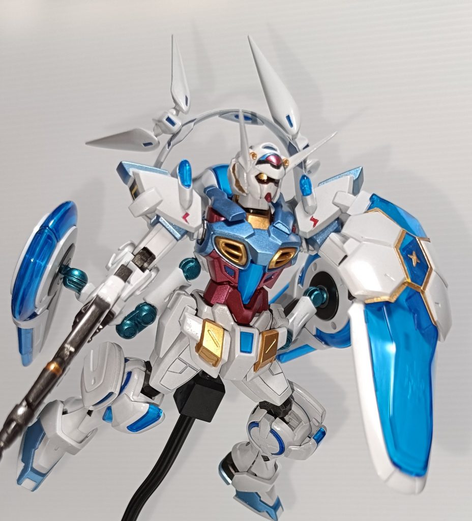 成形色をメタリックにしたイメージです。スジボリ・墨入れが苦手なので、それなしで立体感を出せないかと思いやってみました。ホワイト部・・・シルバー下地にホワイト（光沢）スカイブルー部・・・シルバー：メタリックブルー＝３：１レッド部・・・メタリックレッドイエロー部：ゴールドグレー、ブラック部：黒鉄：ゴールド＝３：１パーフェクトパック・ジョイント：青竹色最後に光沢クリアー。いつもはプレミアムトップコート（スプレー）を使っていますが、今回はアクリジョンです。&nbsp;