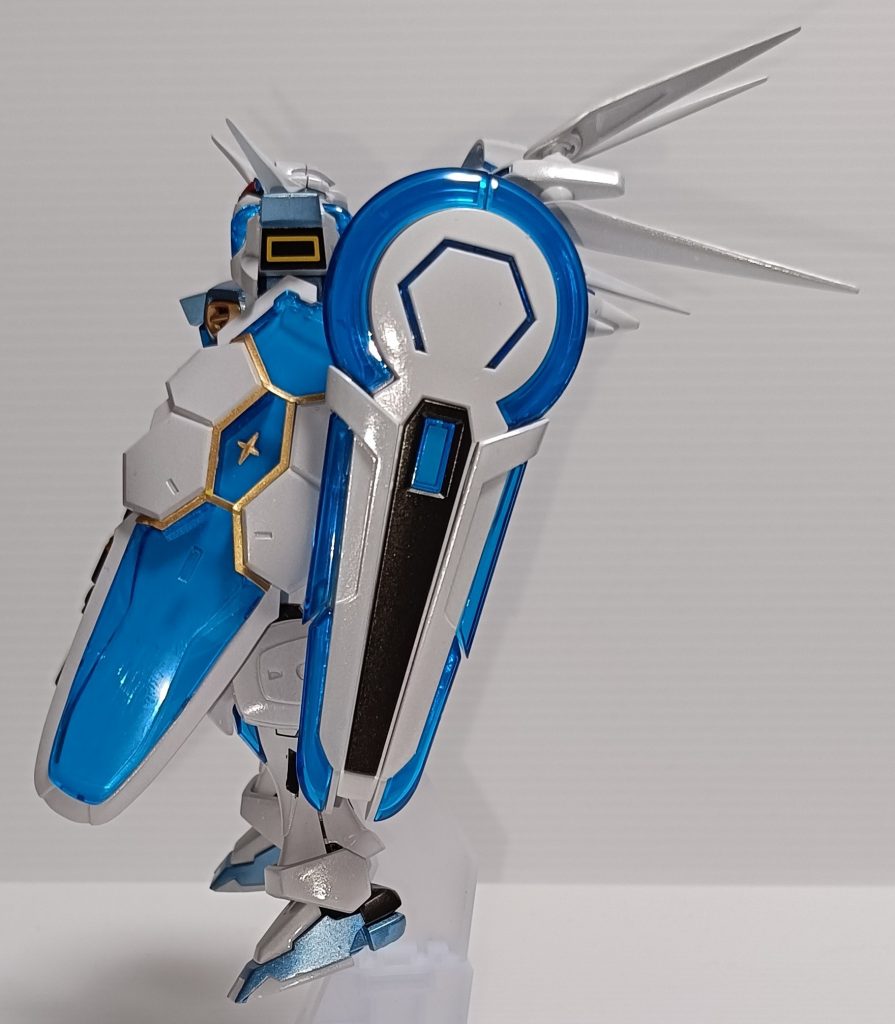 シールドのゴールドは、付属シールを塗装して、貼り付けました（クリアパーツにアクリジョンはあまり相性が良くないかもしれません）。