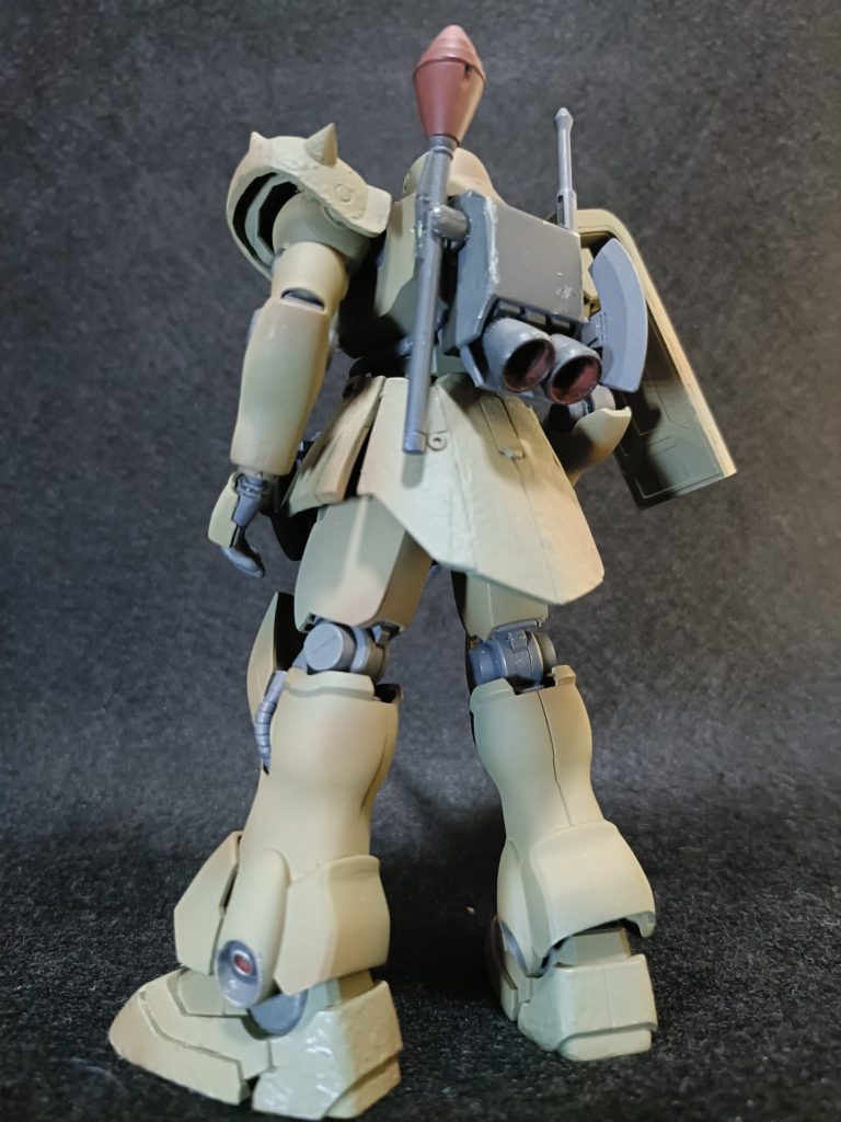背面。ザクっぽいバックパックが安っぽくていい感じです。ザクのヒートホークやシュツルムファーストは脱着可能となってます。
