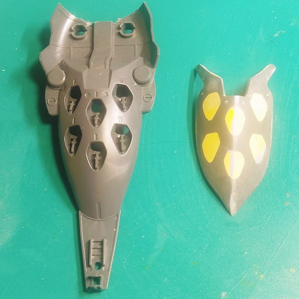 クシャトリヤをベースにクィン・マンサを制作中ガンダムコレクションの同機を参考に、まずはザックリ形状を合わせたしかし腰回りの違和感が凄いので、クシャトリヤ肩裏のパーツを加工しスカートを作成頭部はお手頃なガンダムルブリスのジャンクをベースに、コストを落として工作しているだいぶ嘘も多いが、クィン・マンサぽさは出てきた気がする（4枚目）