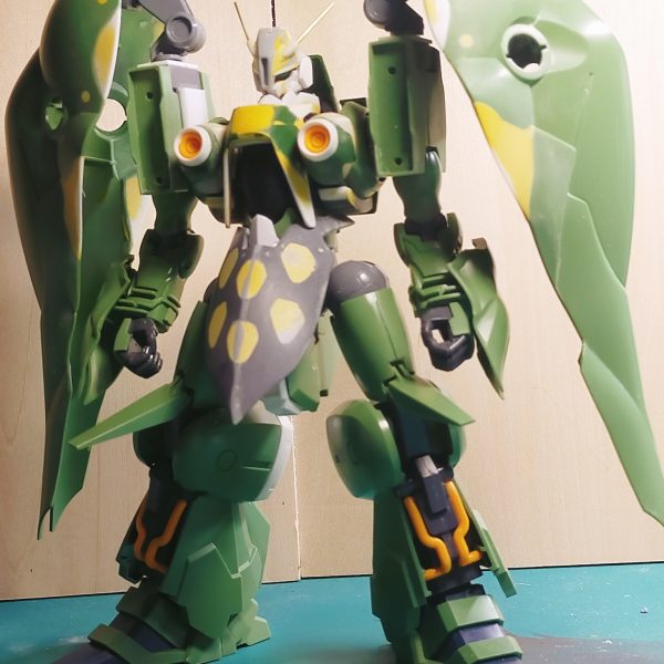 クシャトリヤをベースにクィン・マンサを制作中ガンダムコレクションの同機を参考に、まずはザックリ形状を合わせたしかし腰回りの違和感が凄いので、クシャトリヤ肩裏のパーツを加工しスカートを作成頭部はお手頃なガンダムルブリスのジャンクをベースに、コストを落として工作しているだいぶ嘘も多いが、クィン・マンサぽさは出てきた気がする（5枚目）