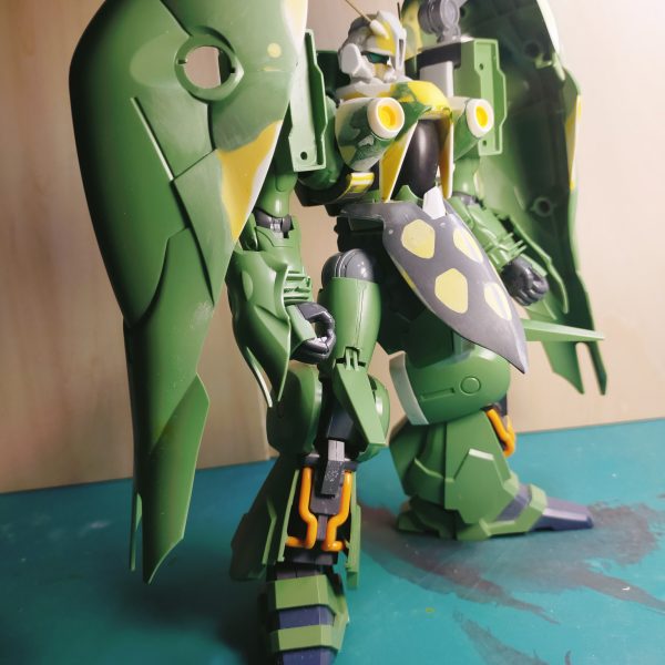 クシャトリヤをベースにクィン・マンサを制作中ガンダムコレクションの同機を参考に、まずはザックリ形状を合わせたしかし腰回りの違和感が凄いので、クシャトリヤ肩裏のパーツを加工しスカートを作成頭部はお手頃なガンダムルブリスのジャンクをベースに、コストを落として工作しているだいぶ嘘も多いが、クィン・マンサぽさは出てきた気がする（6枚目）