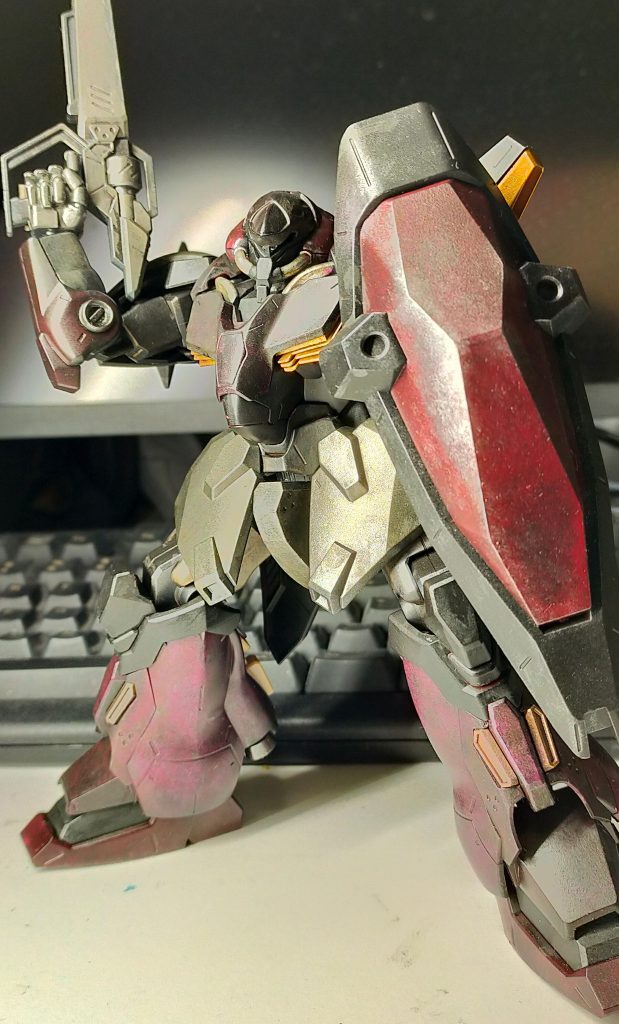 銃をかまえたポーズ。Zガンダムに登場するマラサイをさらにマッシブにしたようなデザインです。調べてみたら設定上マラサイ・ギラドーガ系列のMSのようです．この系統の機体の中では一番好きなデザインかも。（ボトムズ世代なので太い脚が好き）&nbsp;