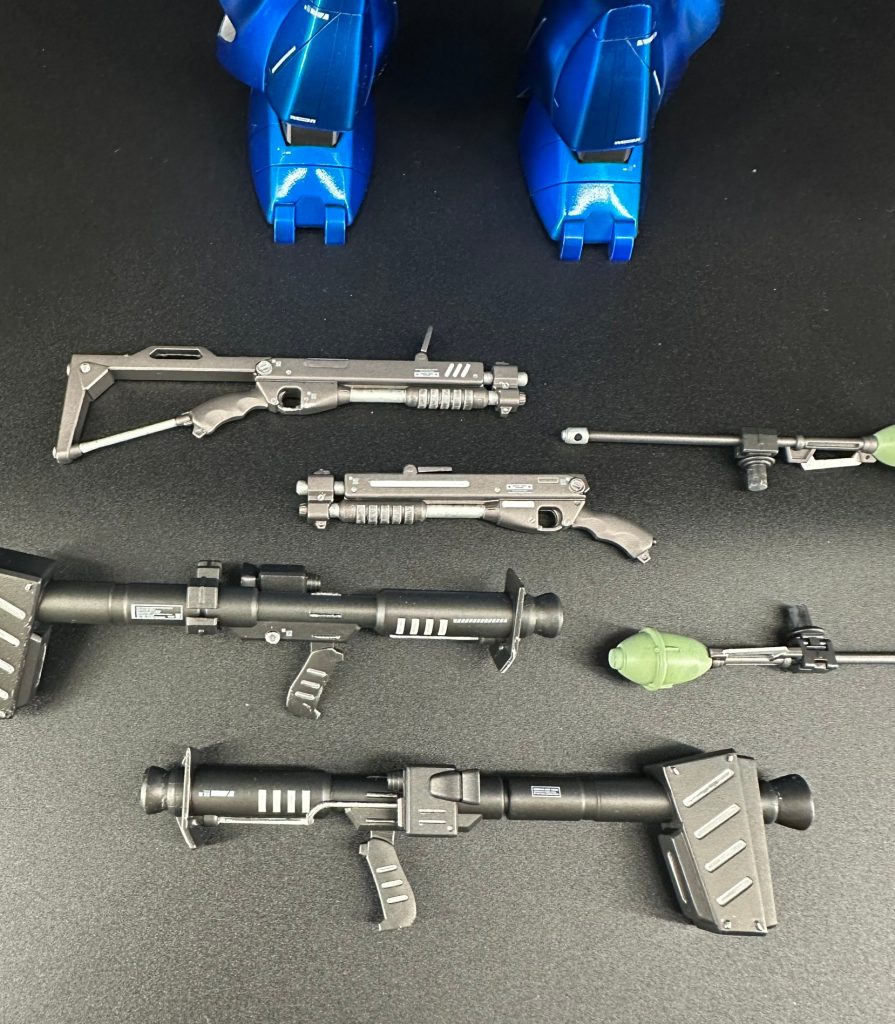武装類は本体とのバランスを重視し、情報量を持たせつつも主張しすぎない仕上げを目指しました。全体のトーンはやや落とし、本体のキャンディ塗装を引き立てる”脇役”としての立ち位置を意識しています。軽い使用感と金属表現に加え、主役を引き立てる仕上げ狙いです。