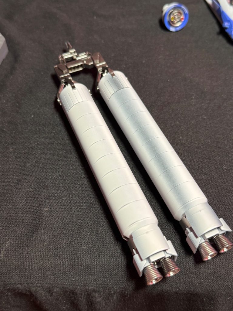 それから股のダボ穴に刺せるように加工したHG FAユニコーンのプロペラントタンクを取り付けます。