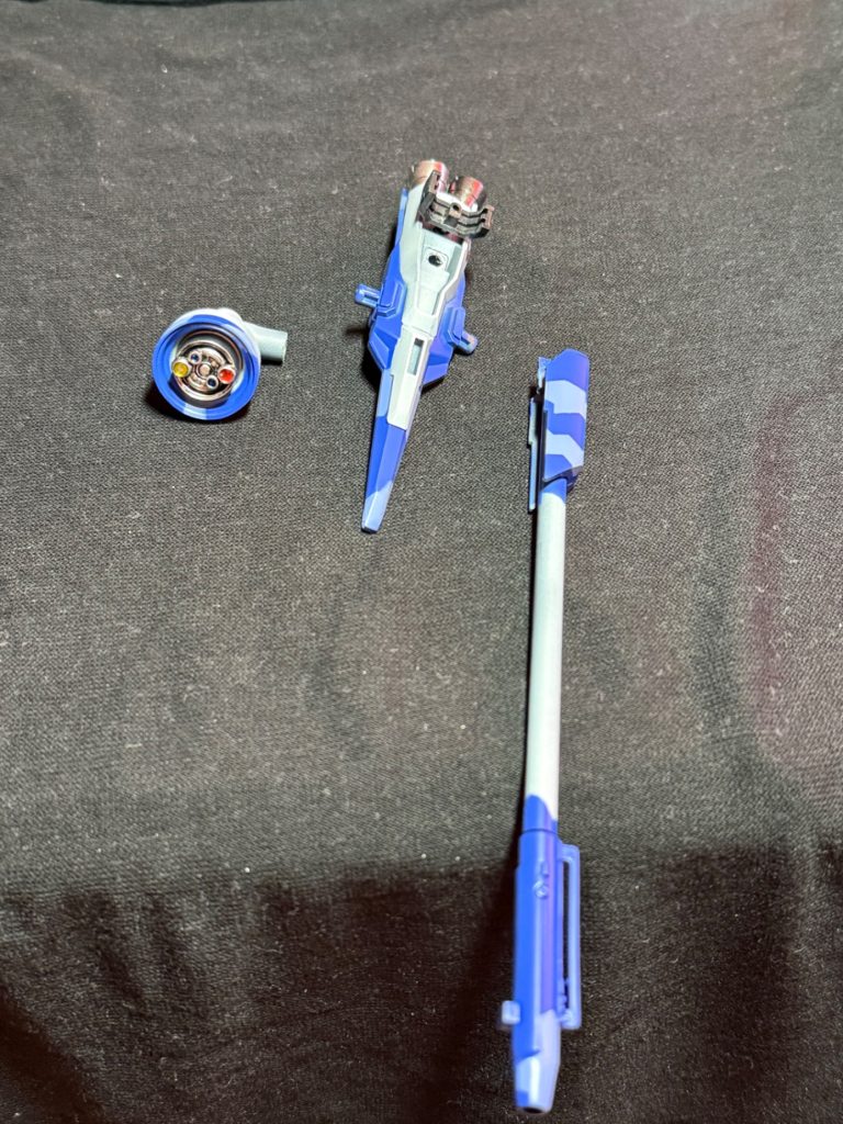 背中の機首を取り外して自作したスコープと砲身を取り付けます。