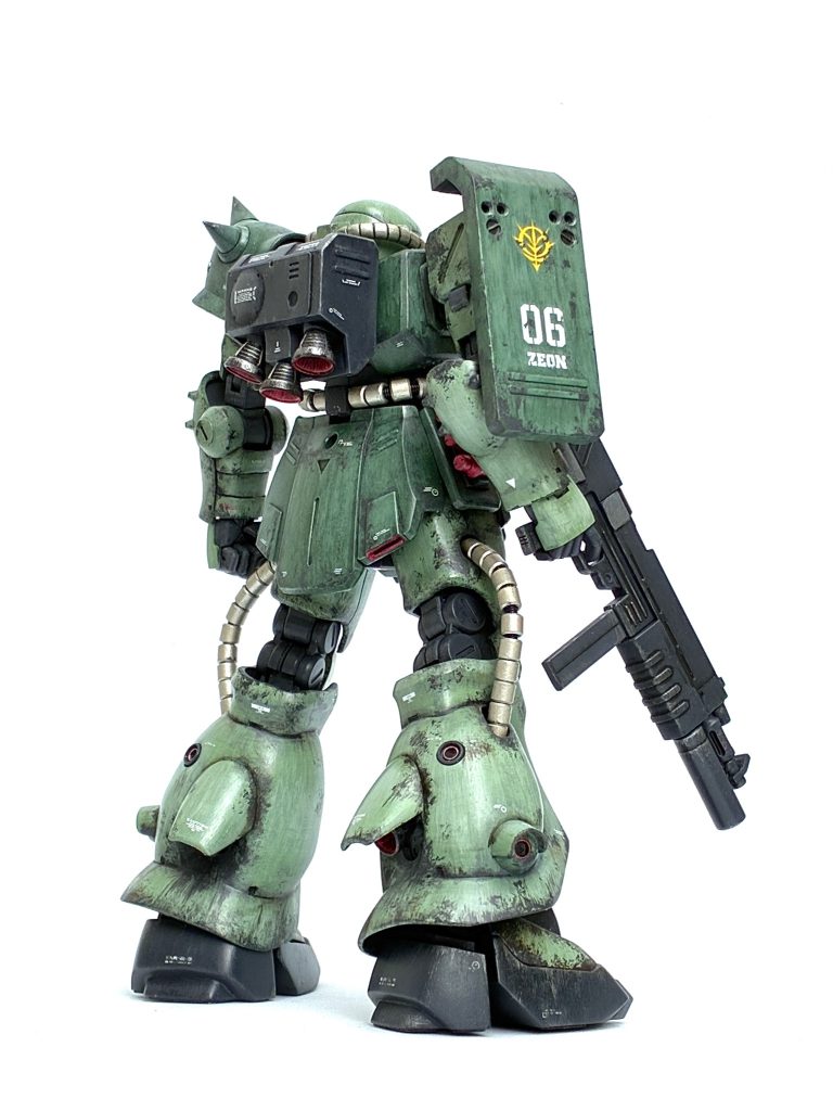 ガンダムデカールやグッドマークデカールを使用し、クドくならない程度の情報量に。塗装はジャーマングレーを下地に、全て水性塗料（アクリジョン、水性ホビーカラー）の筆塗りで仕上げています。