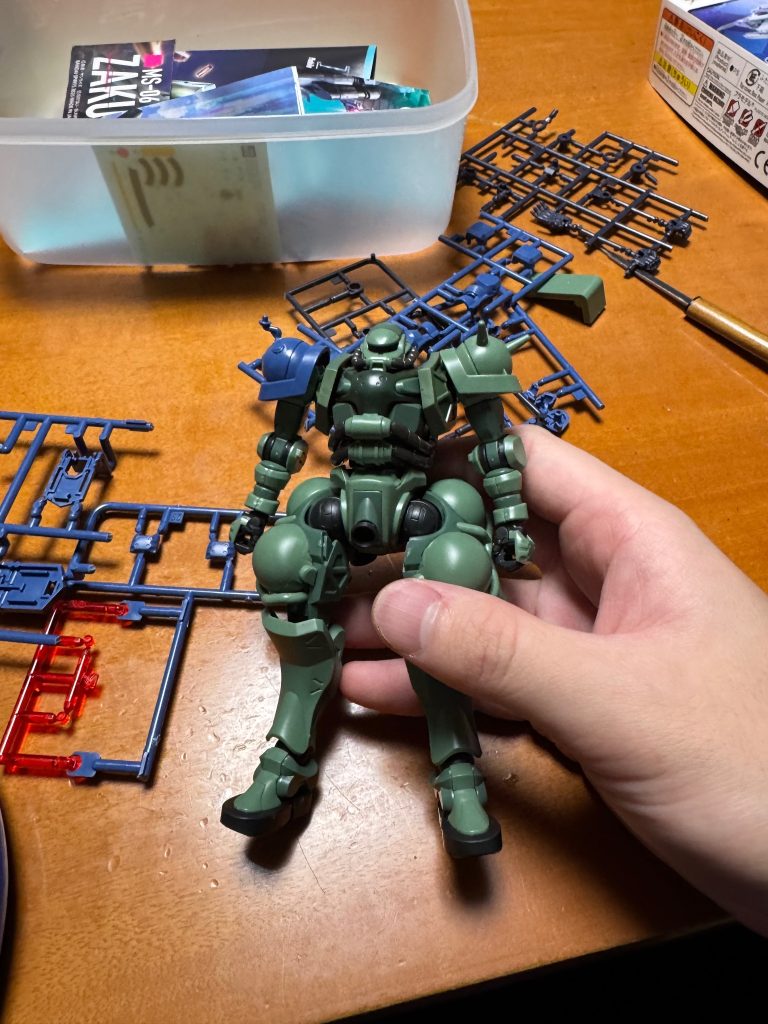どうせ同じだろと言う気持ちで軍警ザクの肩を移植しました。パトランプとトゲがあったところのモールドをヤスリで無くしています。しかし、軍警ザクとGQザクの違いをここで初めて気づきました…