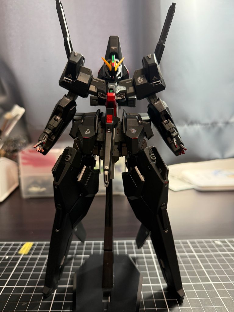 黒に近い灰色がマッチする見た目。ダクト部の白は筆塗りで塗り分けてます