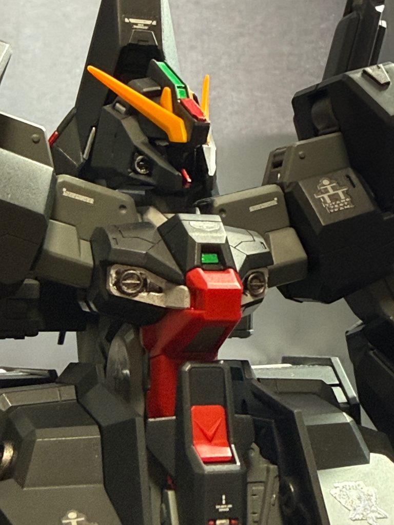 長く伸びたマスクは好みではなかったので、イモータルジャスティスの顎部分を移植。ピッタリハマりました