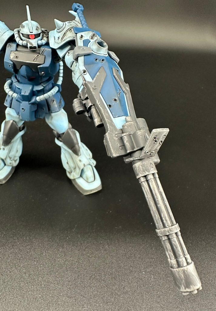 ガトリングは使い込まれた武装をテーマに、擦れ・金属露出・ススを重ねて仕上げました。