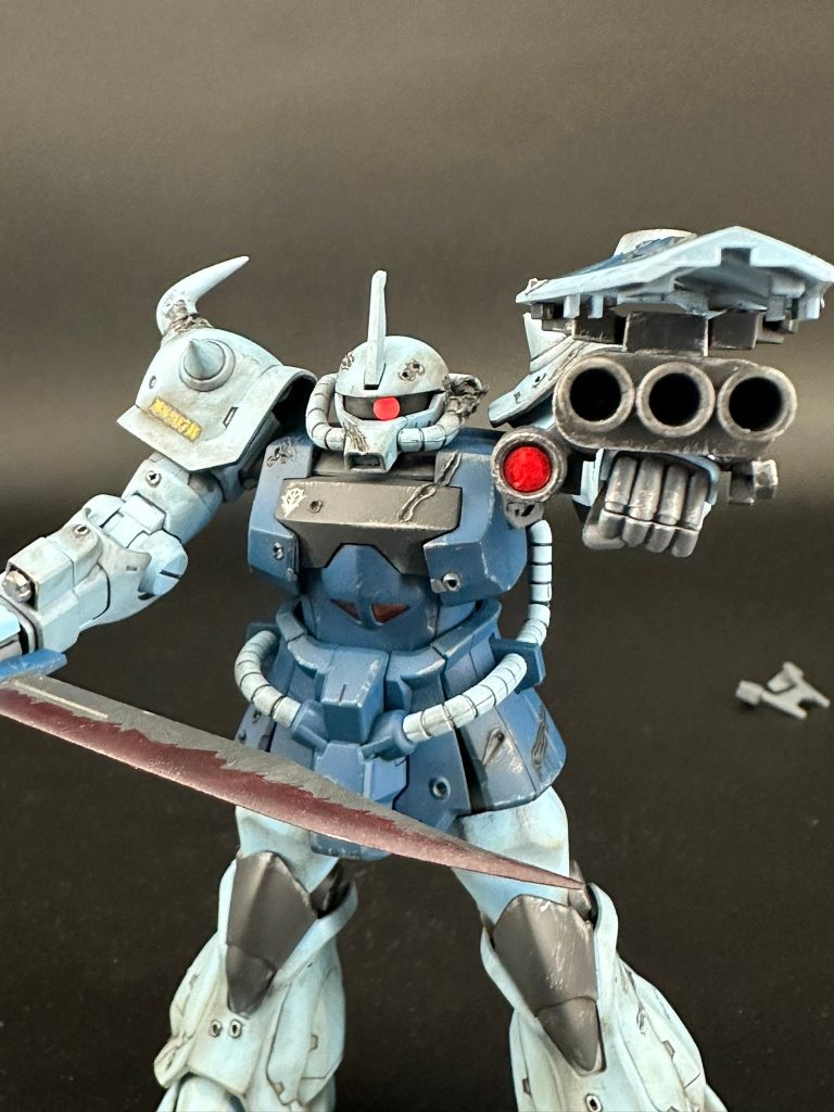 武器のエッジはドライブラシで金属露出を強調し、本体との使用感を統一しています。
