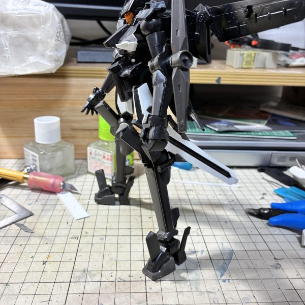 久しぶりに造る気になったので、制作過程を投稿してゆきます。時間がかかるかもしれませんが、よろしくおねがいします。1/100オーバーフラッグを私好みに改修してゆきます。先ずは股の間隔を拡げ、太ももを太く見せます。また、ライフルを磁石で足の付け根に装備可能にしました。（2枚目）