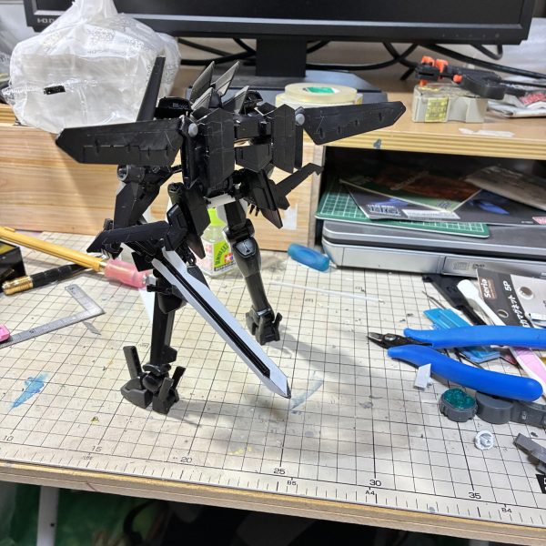 久しぶりに造る気になったので、制作過程を投稿してゆきます。時間がかかるかもしれませんが、よろしくおねがいします。1/100オーバーフラッグを私好みに改修してゆきます。先ずは股の間隔を拡げ、太ももを太く見せます。また、ライフルを磁石で足の付け根に装備可能にしました。（3枚目）