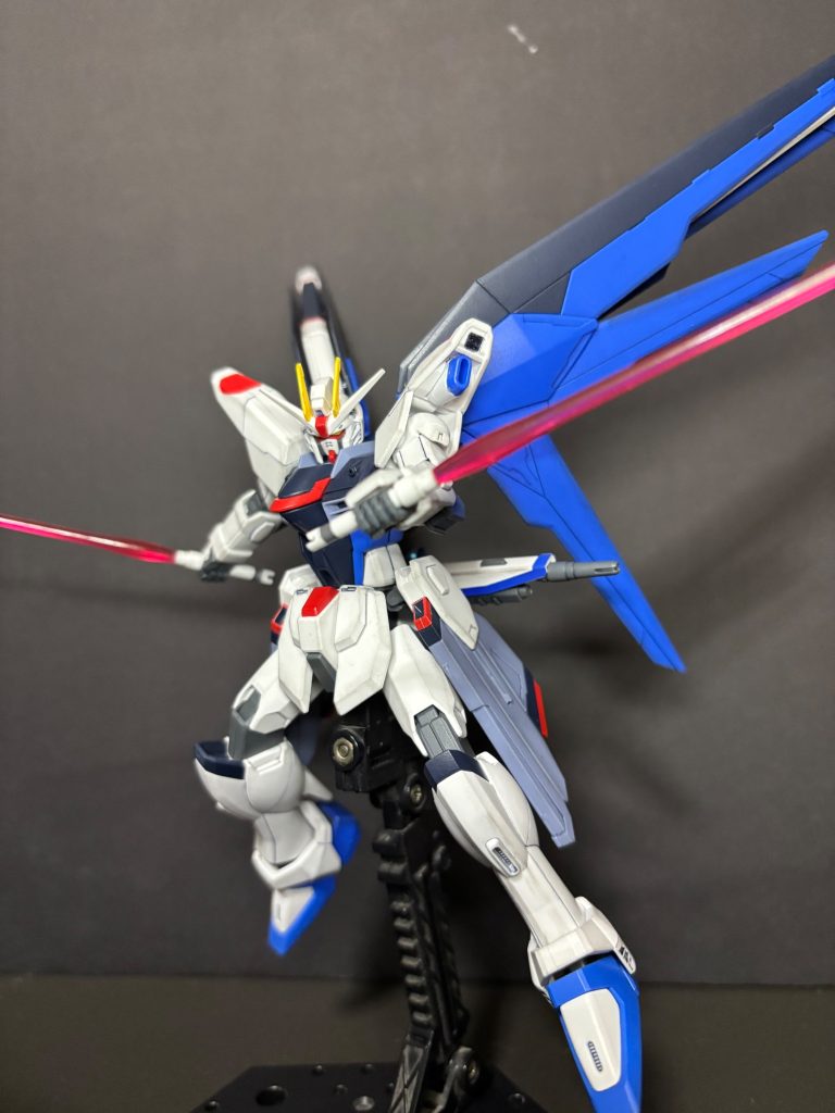 肩アーマー内のスラスターを塗装してあとはシールで😅
