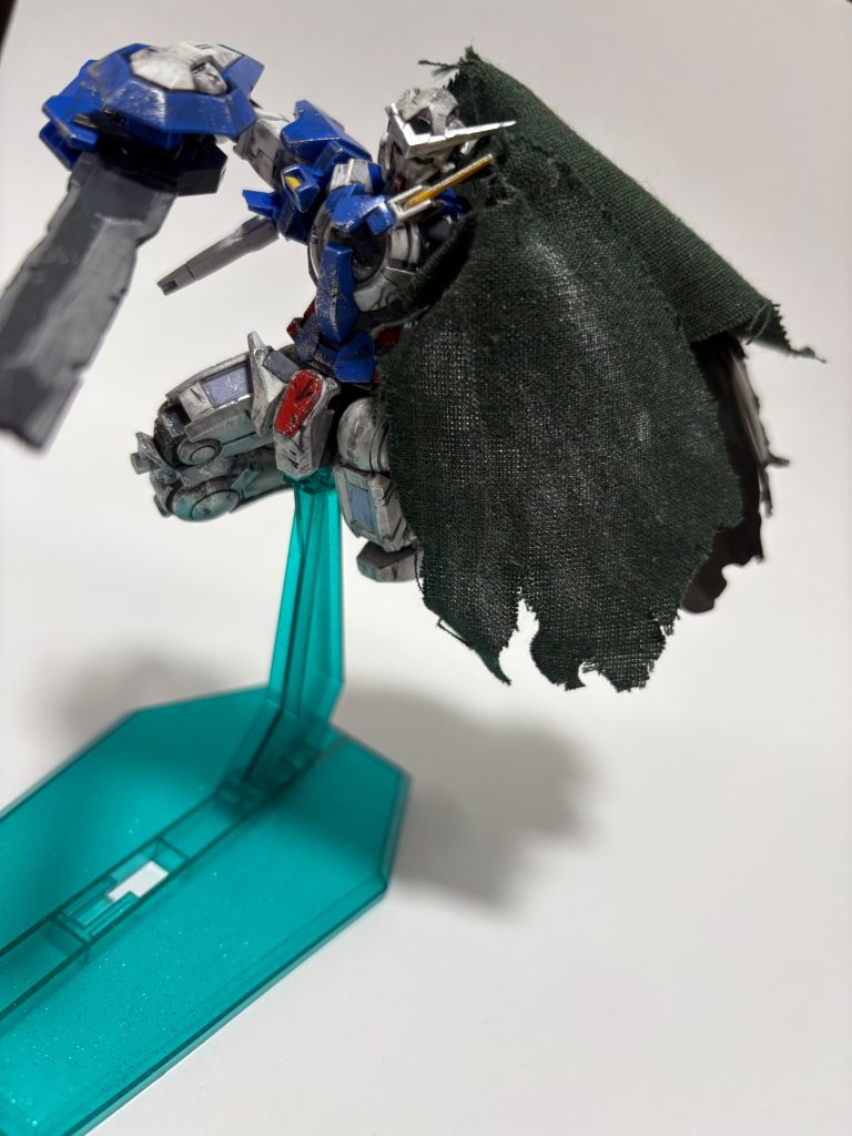マントは布と、プラ板を使ってるのである程度動かすことはできます。GNソードの折れ方は、アニメを何度も見返して何とか近づけることができました。可動域の改造をしてないので、ダイナミックなポージングはあまりできませんが工夫すれば何とかなります。